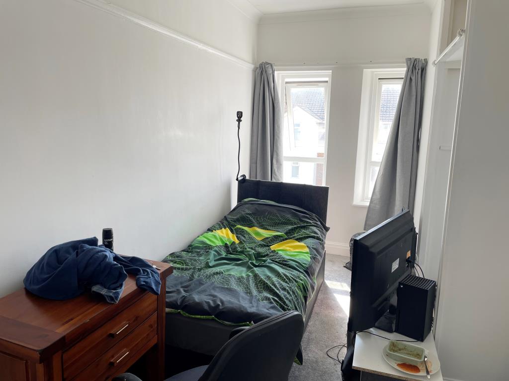 Lot: 29 - FLAT WITH SEA VIEWS FOR INVESTMENT - front bedroom with windows overlooking town and sea